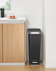 HANA Slim 40L/ 10.5 Gallon Plastic Resin Step Kitchen Trash Can-Black