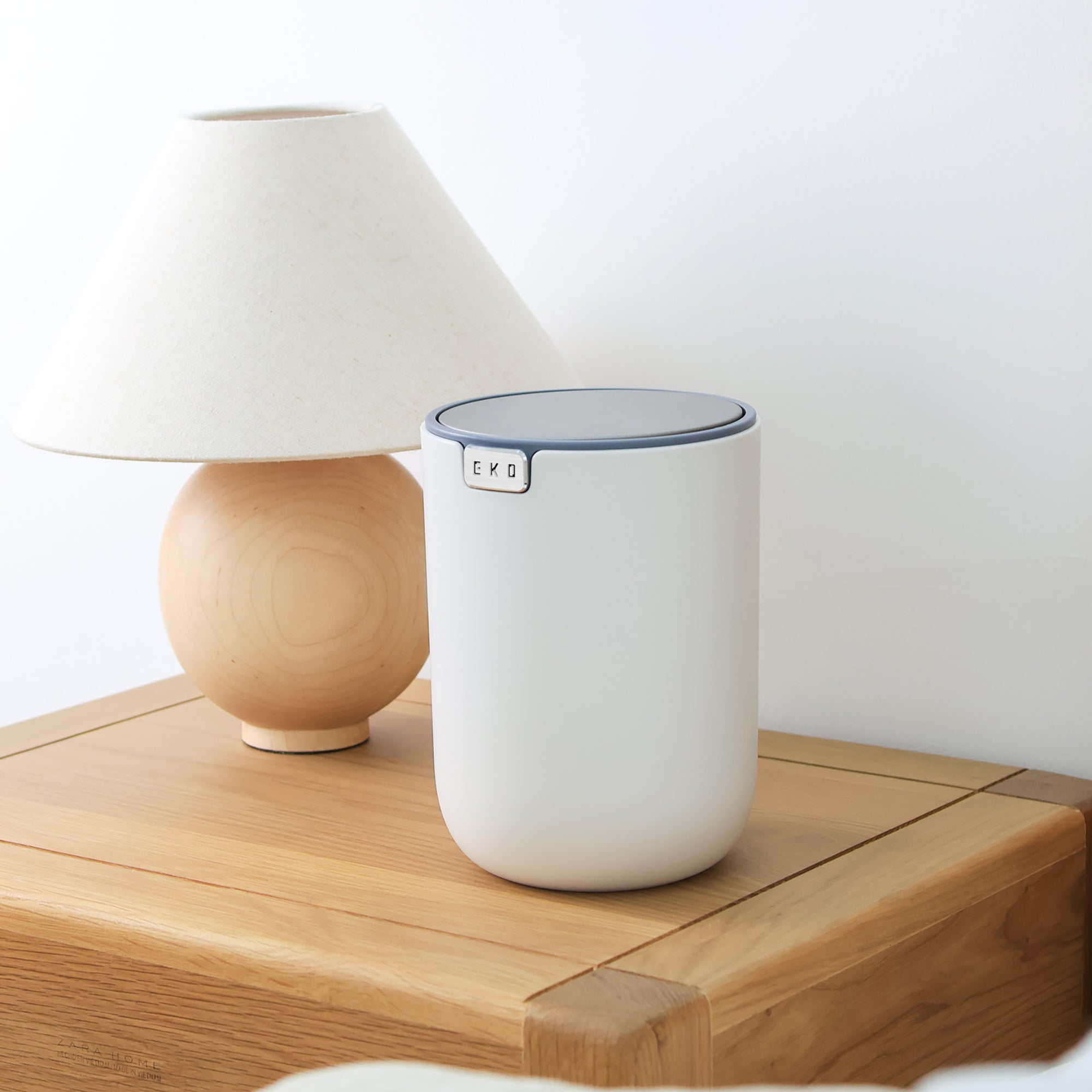 EKO Fandy Table Bin with Swing-Top Lid - White 1.5L / 0.4 Gal – Bedside